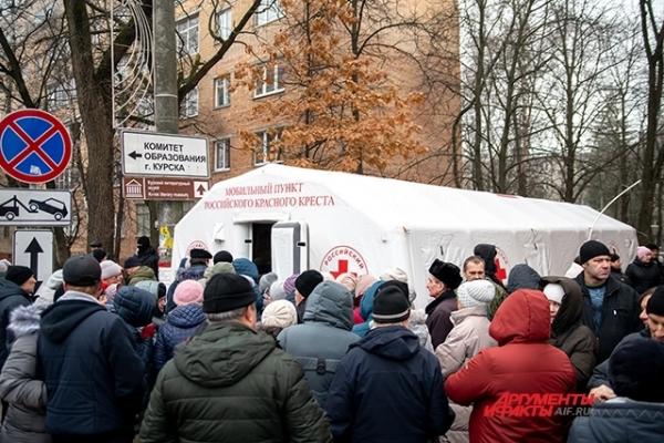 
        Ёлочка на месте упавшего дрона. Как живет новогодний Курск под обстрелами    