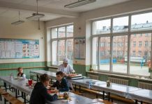 «Столовая сегрегации»: в Азове детей поделили на «своих» и «чужих» за обедом