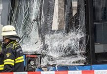 В Германии автобус заехал на тротуар и врезался в пешеходов