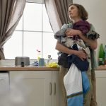 «До 100 тысяч рублей в месяц» Российских мужчин призывают выплачивать женам зарплату за домашний труд. Сколько стоит уют?