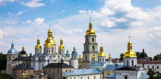 Монахов УПЦ выселяют из Киевско-Печерской Лавры