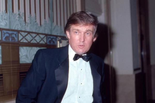 
        Не прочь посидеть на ступеньках. Были времена, когда Трамп был скромнягой    