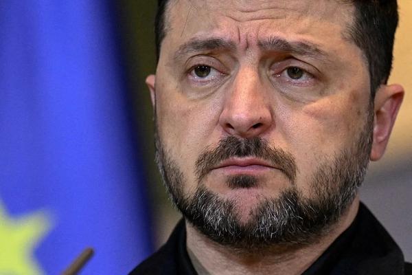 
        Зеленский ждет мощного пинка. Киев готов драпать из Донбасса и Запорожья    