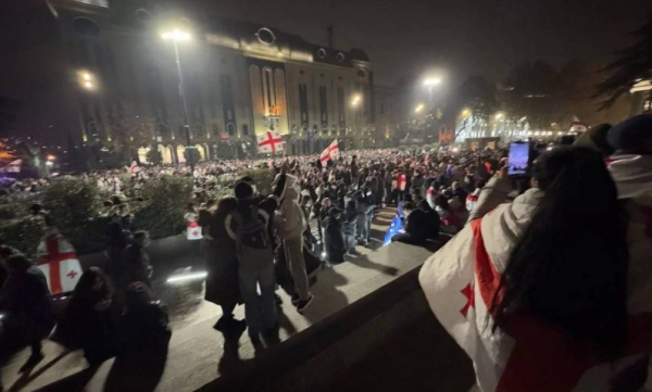 На грузинском майдане становится жарко: протестующие взялись за коктейли Молотова и огнемёты