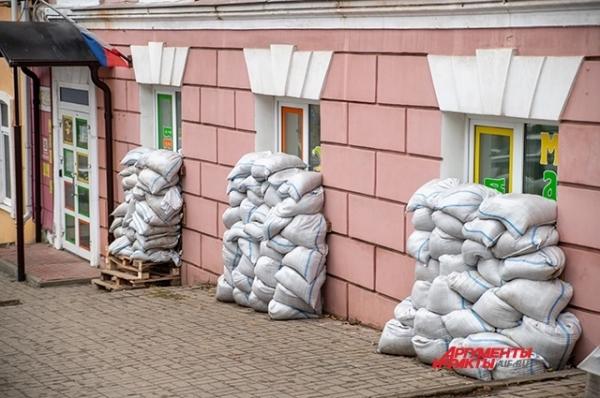 
        Ёлочка на месте упавшего дрона. Как живет новогодний Курск под обстрелами    