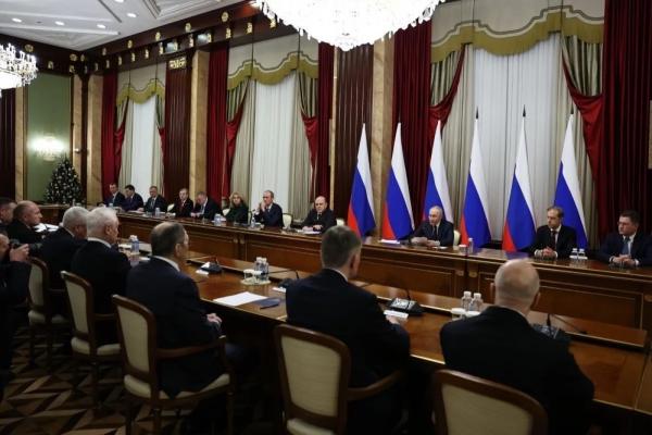 
        Многодетные семьи не будут терять пособия. Путин решал вопросы с кабмином    