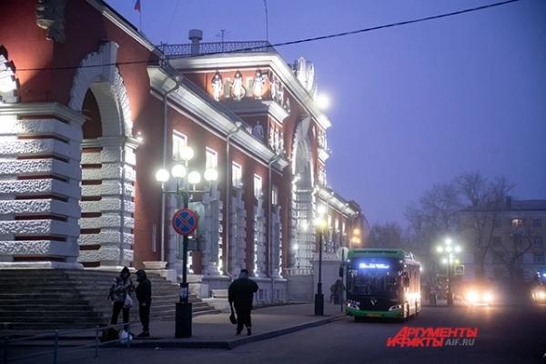 
        Ёлочка на месте упавшего дрона. Как живет новогодний Курск под обстрелами    