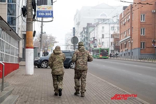 
        Ёлочка на месте упавшего дрона. Как живет новогодний Курск под обстрелами    