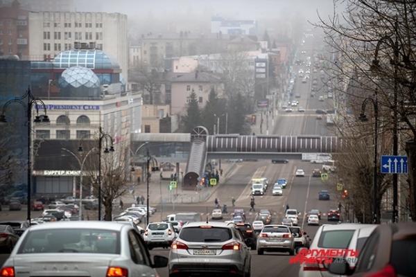 
        Ёлочка на месте упавшего дрона. Как живет новогодний Курск под обстрелами    