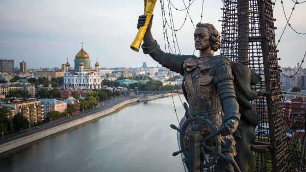 Неоднозначный памятник Петру I предлагают перенести из Москвы в Петербург