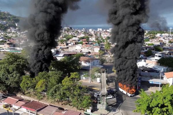 
        Поджоги и&nbsp;хаос. Российские туристы рассказали, что происходит в&nbsp;Мексике    