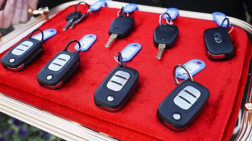 А наши учителя и наши школы не заслуживают таких подарков? А наши учителя и наши школы не заслуживают таких подарков?