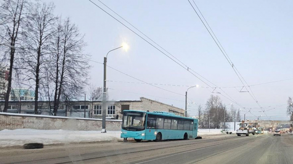 В Питере у автобуса во время движения отвалились колеса