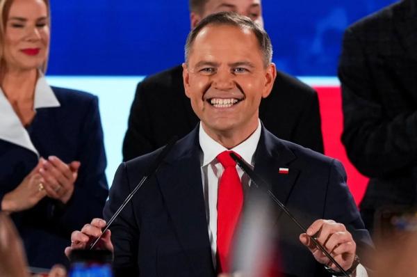 
        Объявлен в розыск. Новым президентом Польши стал Кароль Навроцкий    