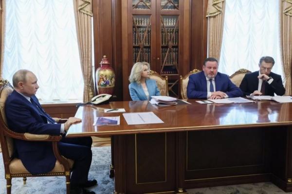 
        Деньги — детям. Путин согласовал новые выплаты для жителей России    