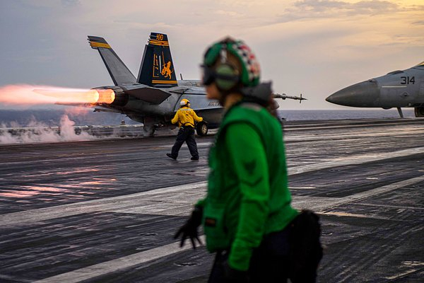 «Быстро, жестко и с удовольствием» Трамп грозит начать войну сразу с двумя странами. Почему он больше не хочет быть миротворцем?