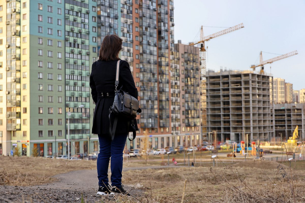 &laquo;Что имею? Две ипотеки, три кредита&raquo; Россиянам все труднее выплачивать долги по ипотеке. Когда рынок лопнет?