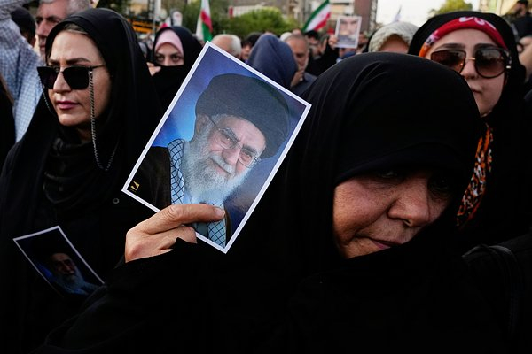 &laquo;Дональд Трамп вас убьет&raquo; Кто такой аятолла Хаменеи, почему от него зависит судьба Ирана и за что США объявили его своим врагом?