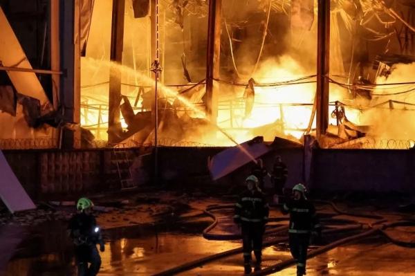 Пожарные сбились с ног. В Киеве рухнул завод по производству ракет     
        Пожарные сбились с ног. В Киеве рухнул завод по производству ракет