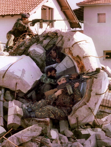 «Это несправедливый мир» 30 лет назад закончилась жестокая Боснийская война. Какой ценой удалось остановить бойню на Балканах? «Это несправедливый мир» 30 лет назад закончилась жестокая Боснийская война. Какой ценой удалось остановить бойню на Балканах?