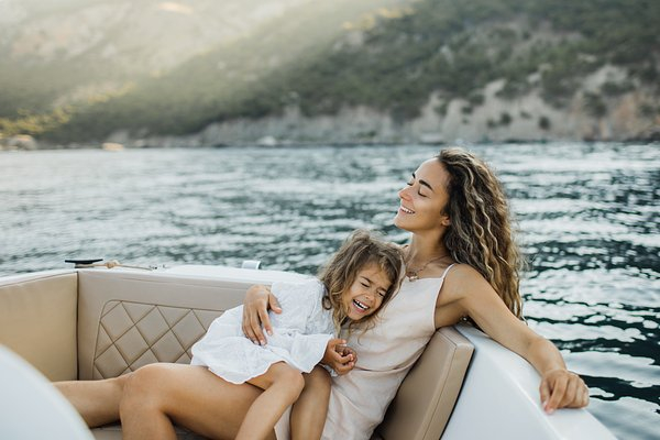 Из офиса — на яхту к миллиардерам. Зачем зумеры отказываются от карьеры и идут работать няньками у богачей? Из офиса — на яхту к миллиардерам. Зачем зумеры отказываются от карьеры и идут работать няньками у богачей?