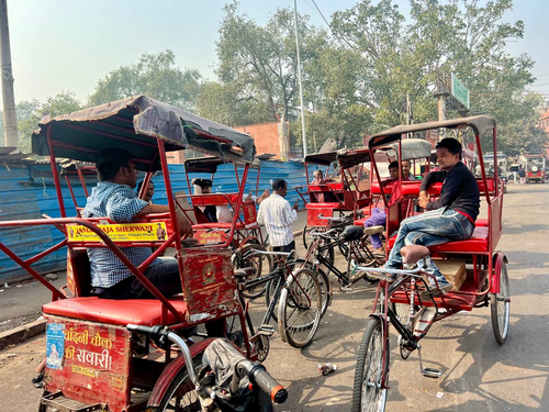 Избыточность как норма: почему в Индии на каждой функции работают три человека вместо одного Избыточность как норма: почему в Индии на каждой функции работают три человека вместо одного