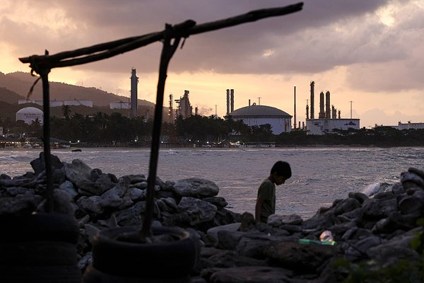 Колоссальные запасы нефти Венесуэлы оказались под контролем США. Что Трамп собирается с ними делать?