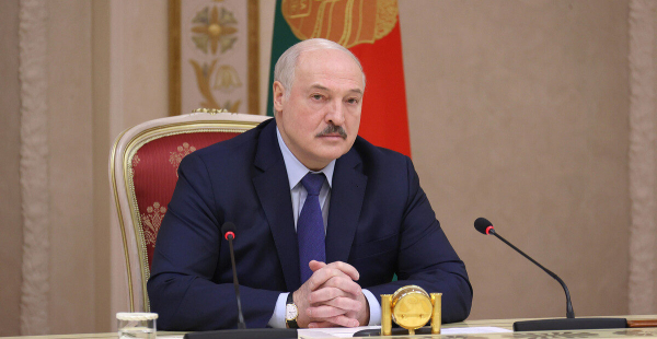 Лукашенко потребовал, чтобы в белорусском «Макдональдсе» была своя картошка