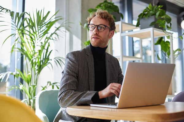 Молодежь строит бизнес с нуля. С чего начать путь молодым предпринимателям в России? 