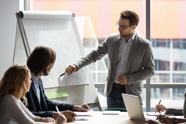 Молодежь строит бизнес с нуля. С чего начать путь молодым предпринимателям в России? 
