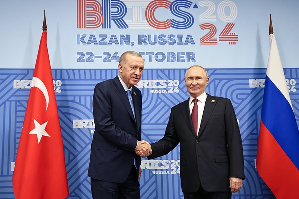 «Мы ощущаем близость фронта» Почему Турция помогает Украине оружием и какую выгоду получает Реджеп Эрдоган от дружбы с Россией? «Мы ощущаем близость фронта» Почему Турция помогает Украине оружием и какую выгоду получает Реджеп Эрдоган от дружбы с Россией?