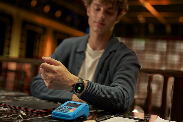 На часах Huawei заработала бесконтактная оплата банковской системы &laquo;Мир&raquo;. Как она изменит привычки?