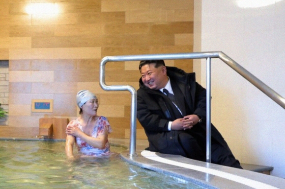 Не только ракеты: Ким Чен Ын осмотрел женскую баню и поговорил с отдыхающими гражданками Не только ракеты: Ким Чен Ын осмотрел женскую баню и поговорил с отдыхающими гражданками