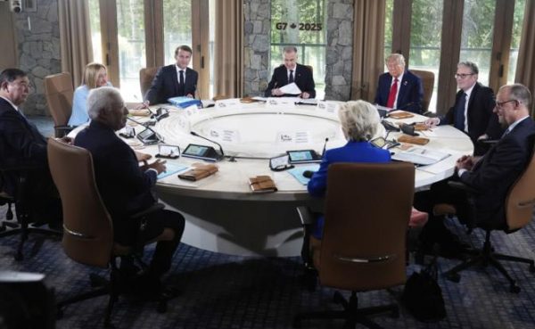 Неловкий момент на G7: Мелони закатила глаза после слов Макрона