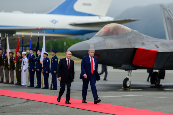NYT: Трамп встретил Путина аплодисментами на красной дорожке