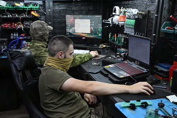 &laquo;Он встраивается во все процессы&raquo; Почему ИИ стал опасным орудием мировой политики и как его будут использовать Россия, США и Китай?