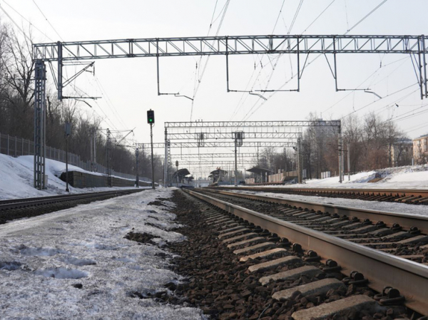 Погибшие под колесами электрички четверо мужчин попали на пути через лаз в заборе