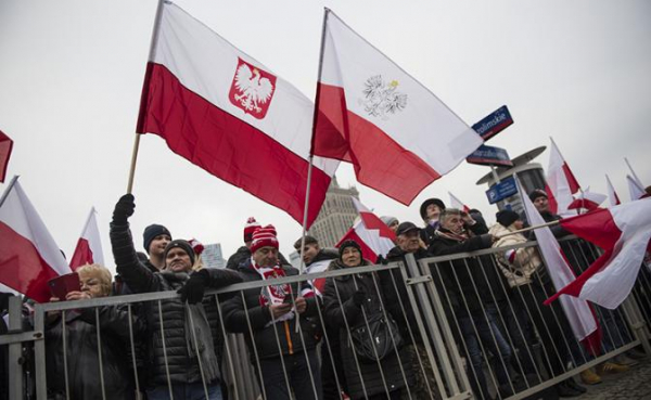 Поляки еще терпят украинцев, но платить по их долгам уже не хотят, холопы они для них Поляки еще терпят украинцев, но платить по их долгам уже не хотят, холопы они для них