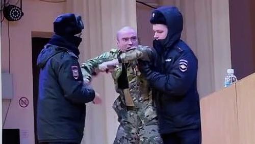 После того, как ветеран СВО высказался против &laquo;оптимизации медицины&raquo;, чиновники &laquo;натравили&raquo; на него полицейских