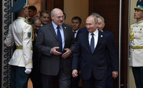 Путин и Лукашенко пошутили на английском перед Днем Победы
