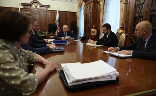 Путин на совещании по экономическим вопросам сообщил о подготовке федерального бюджета на предстоящую трёхлетку 