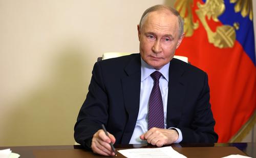 Путин: поддержка большой и крепкой, многодетной семьи - наш безусловный стратегический приоритет