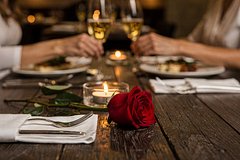 Рестораны захотели брать с москвичей десятки тысяч рублей за бронь столиков на 14 февраля