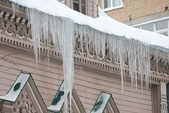 Россиян проинструктировали насчет компенсаций из-за падения наледи Россиян проинструктировали насчет компенсаций из-за падения наледи