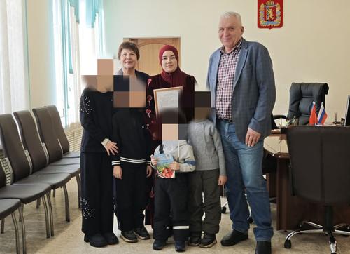 Шикарный подарок от чиновников к 23 февраля «новым россиянам» ценой в 2,6 миллиона: кого на самом деле поздравили слуги народа в Красноярском крае? Шикарный подарок от чиновников к 23 февраля «новым россиянам» ценой в 2,6 миллиона: кого на самом деле поздравили слуги народа в Красноярском крае?