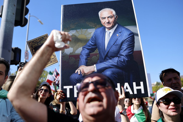 США хотят сменить власть в Иране с помощью военной операции и оппозиции. Кто способен занять место религиозных лидеров? США хотят сменить власть в Иране с помощью военной операции и оппозиции. Кто способен занять место религиозных лидеров?