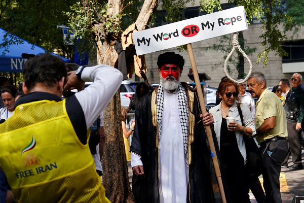 США хотят сменить власть в Иране с помощью военной операции и оппозиции. Кто способен занять место религиозных лидеров? США хотят сменить власть в Иране с помощью военной операции и оппозиции. Кто способен занять место религиозных лидеров?