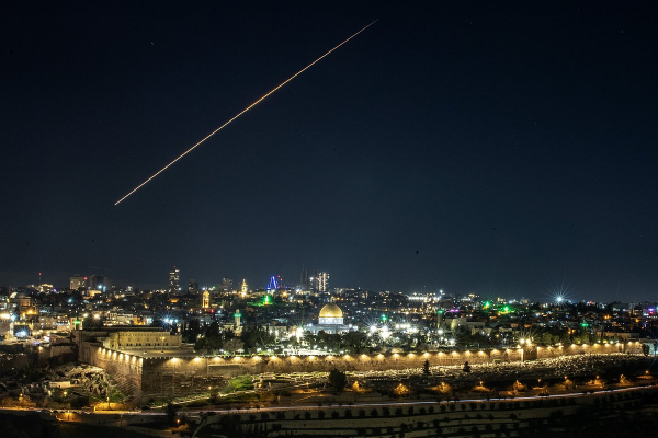 США, Израиль и Иран обмениваются масштабными ракетными ударами. Страшные кадры войны и ее последствий со всего Ближнего Востока