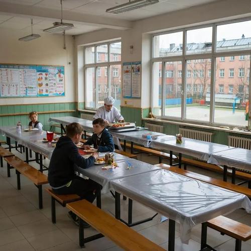 «Столовая сегрегации»: в Азове детей поделили на «своих» и «чужих» за обедом «Столовая сегрегации»: в Азове детей поделили на «своих» и «чужих» за обедом