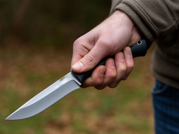 Студент колледжа набросился с ножом на преподавательницу